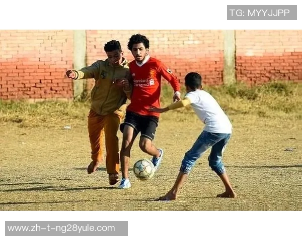 从街头到绿茵场 足球草根球星的崛起与奋斗历程